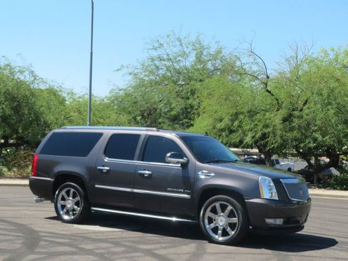 Used 2011 Cadillac Escalade ESV AWD image 4