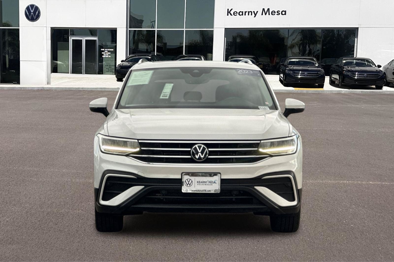 Used 2023 Volkswagen Tiguan SE w/ Panoramic Sunroof Package FWD image 9