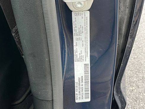 Used 2025 Chrysler Pacifica Limited image 33