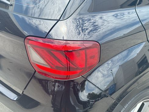 Used 2022 Hyundai Venue SEL FWD image 24