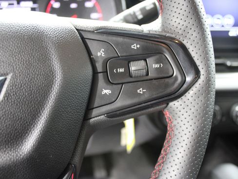 Used 2025 Chevrolet Trax RS image 11