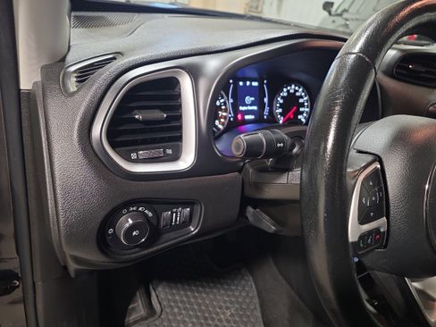 Used 2018 Jeep Renegade Latitude w/ Cold Weather Group image 15