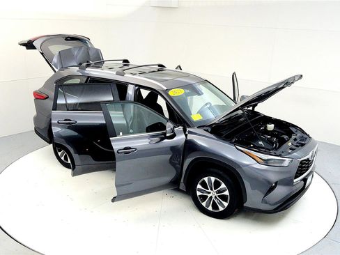 Certified 2023 Toyota Highlander XLE image 24