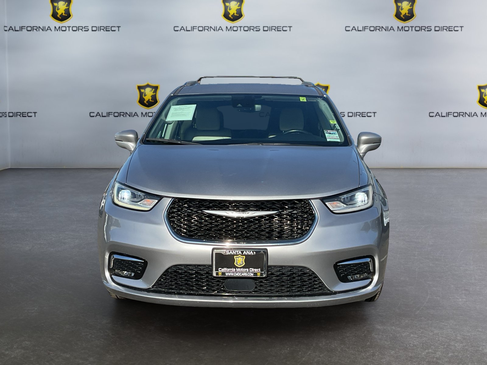 Used 2021 Chrysler Pacifica Touring-L FWD image 2