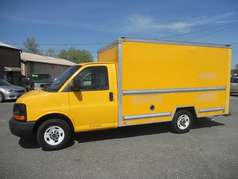 Used 2011 GMC Savana 3500 RWD image 2