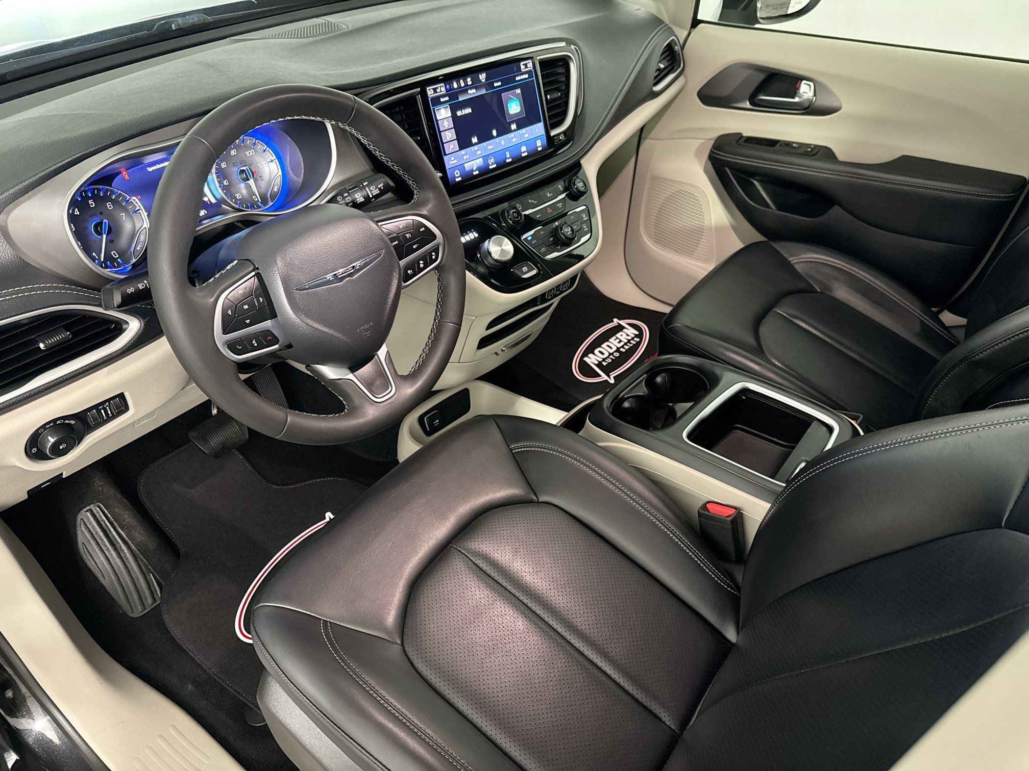 Used 2023 Chrysler Pacifica Touring-L AWD/4WD image 19