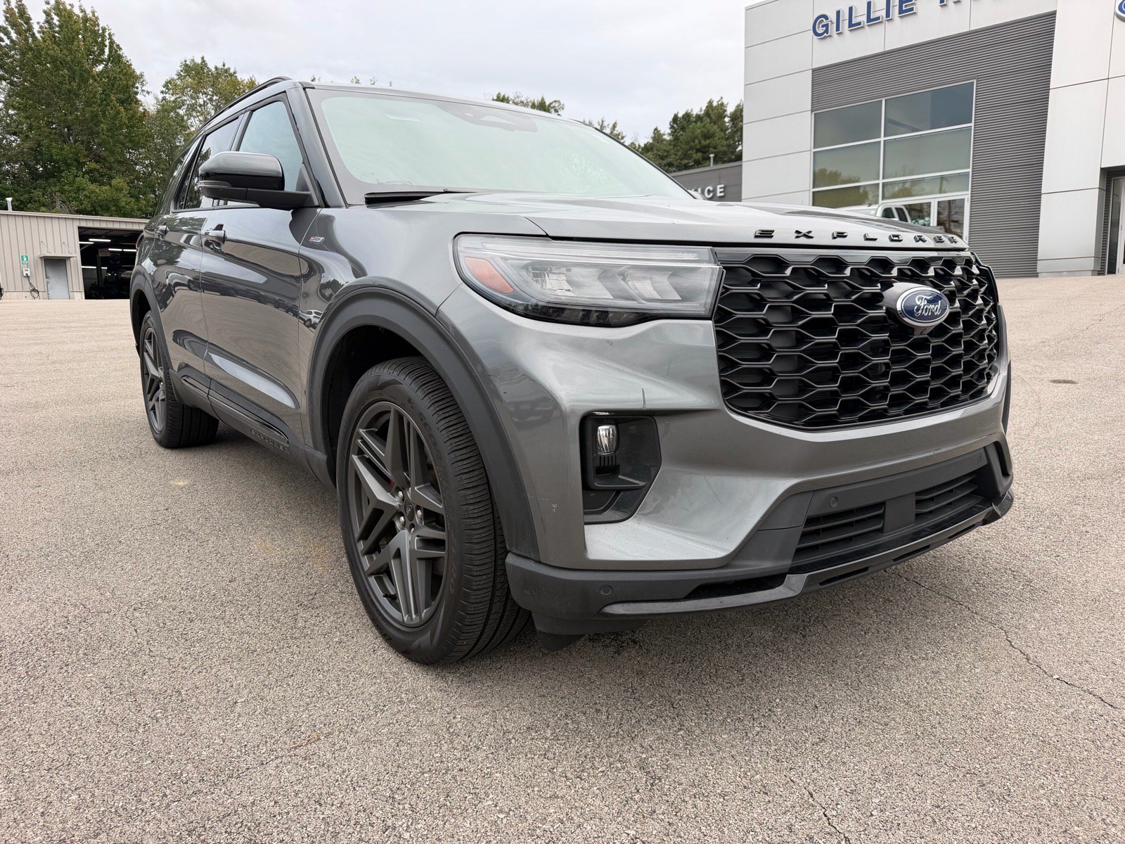 Used 2025 Ford Explorer ST-Line w/ ST-Line Street Pack AWD/4WD image 2