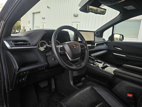 Used 2025 Toyota Sienna Limited image 16