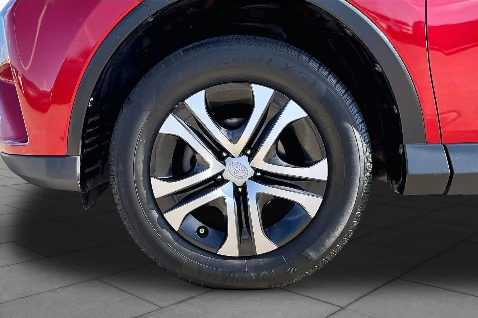 Used 2017 Toyota RAV4 LE FWD image 11