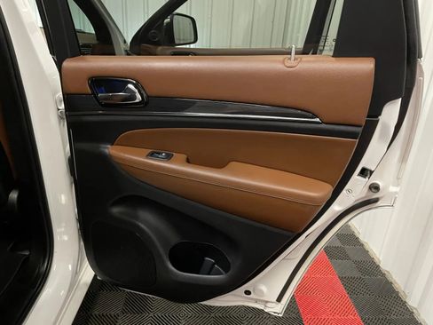 Used 2020 Jeep Grand Cherokee Overland AWD/4WD image 43