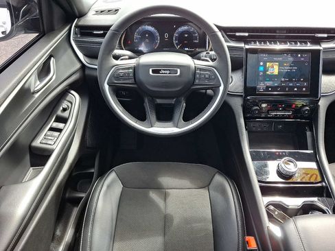 Used 2023 Jeep Grand Cherokee Altitude AWD/4WD image 9
