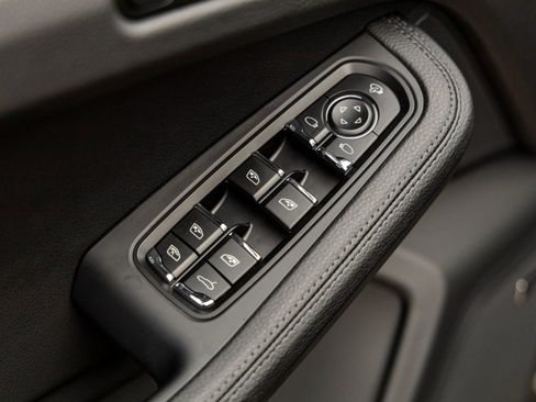 New 2026 Porsche Macan image 21