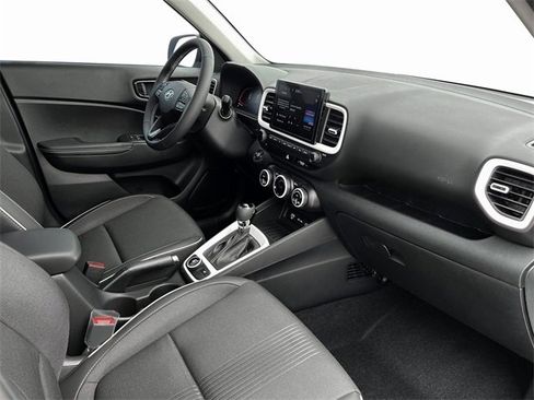 Used 2025 Hyundai Venue Limited image 15