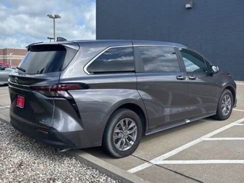 Used 2024 Toyota Sienna XLE FWD image 3