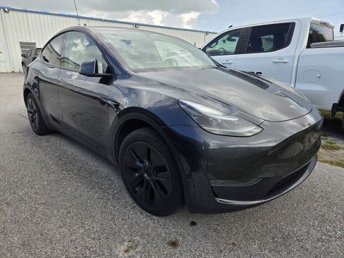 Used 2024 Tesla Model Y 2WD image 3