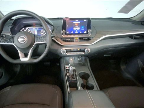 Used 2025 Nissan Altima 2.5 SV FWD image 15