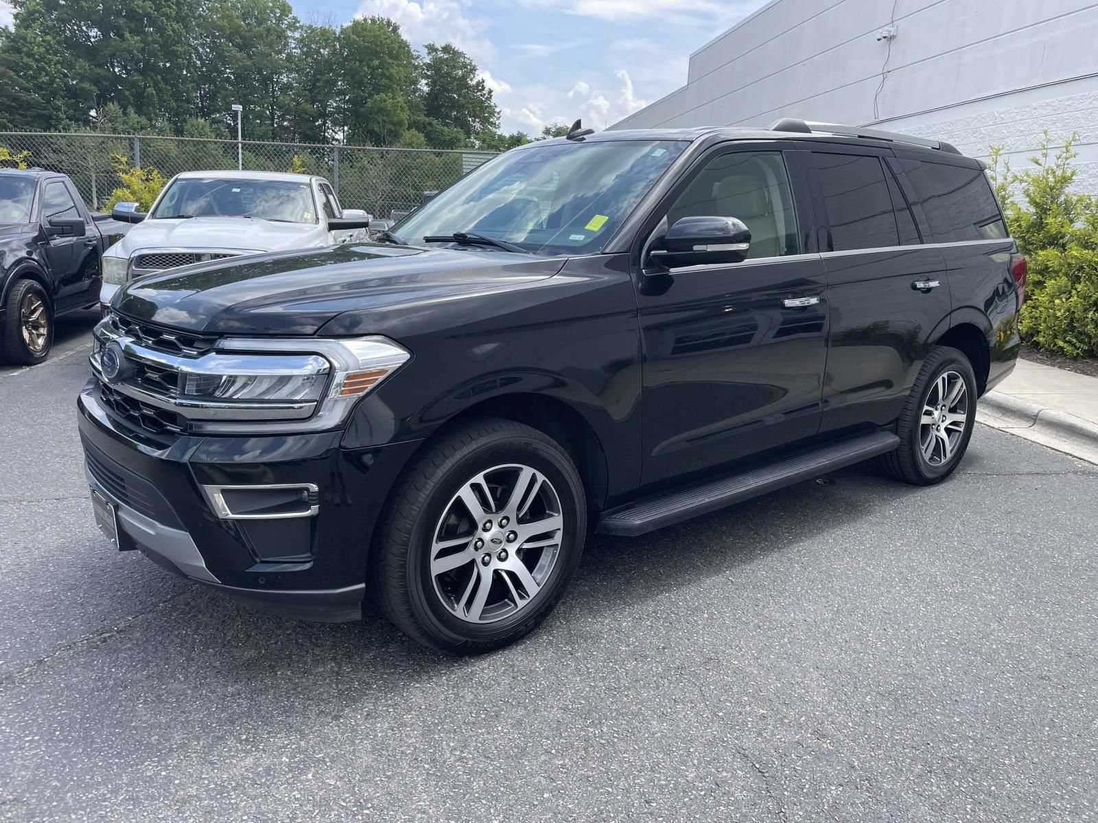 Used 2024 Ford Expedition Limited AWD/4WD image 3