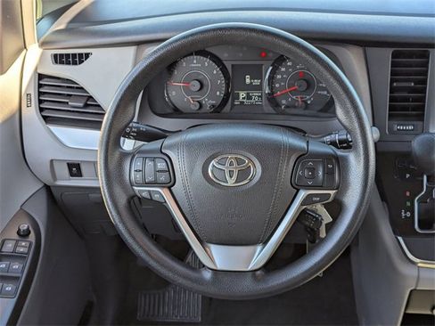 Used 2016 Toyota Sienna L image 18