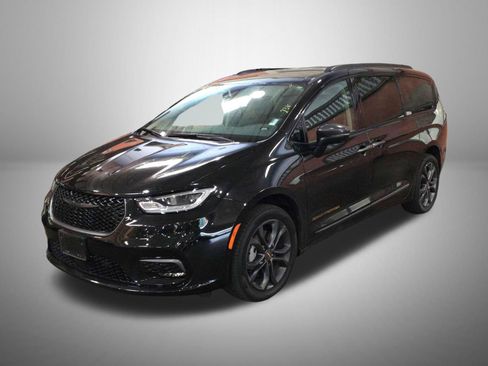 Used 2023 Chrysler Pacifica Touring-L w/ Road Tripper Package AWD/4WD image 1