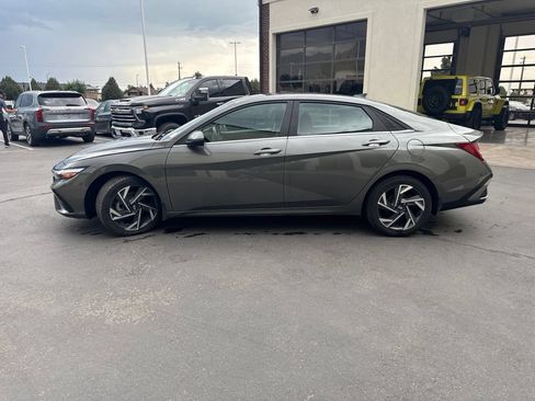 Used 2025 Hyundai Elantra Limited FWD image 4