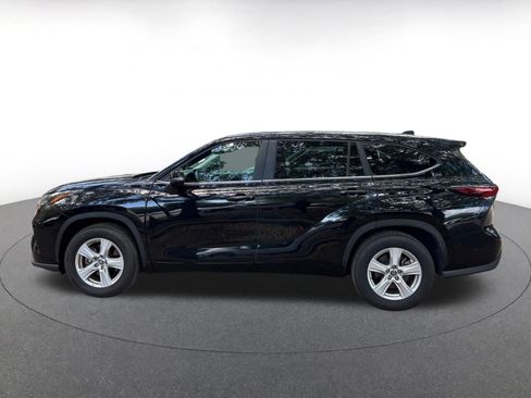 Used 2025 Toyota Highlander LE FWD image 4