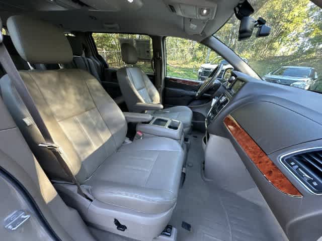 Used 2014 Chrysler Town & Country Touring-L FWD image 18
