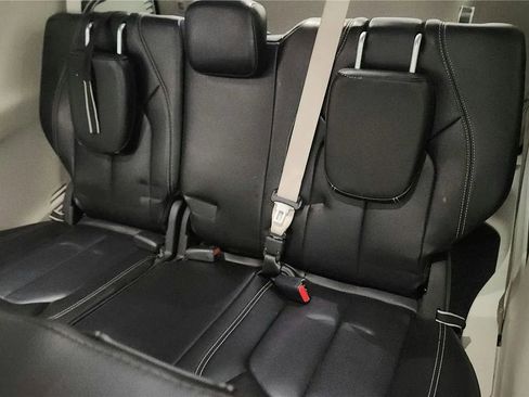 Used 2024 Chrysler Pacifica Touring-L image 35