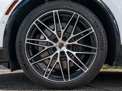 Certified 2024 Porsche Macan Turbo Electric AWD/4WD image 12