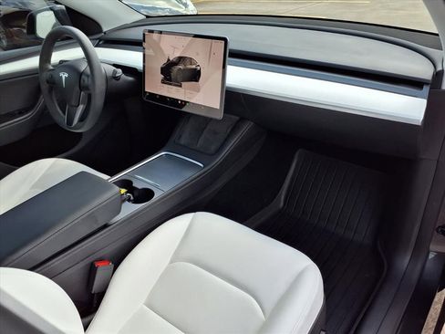 Used 2025 Tesla Model Y Long Range RWD image 29