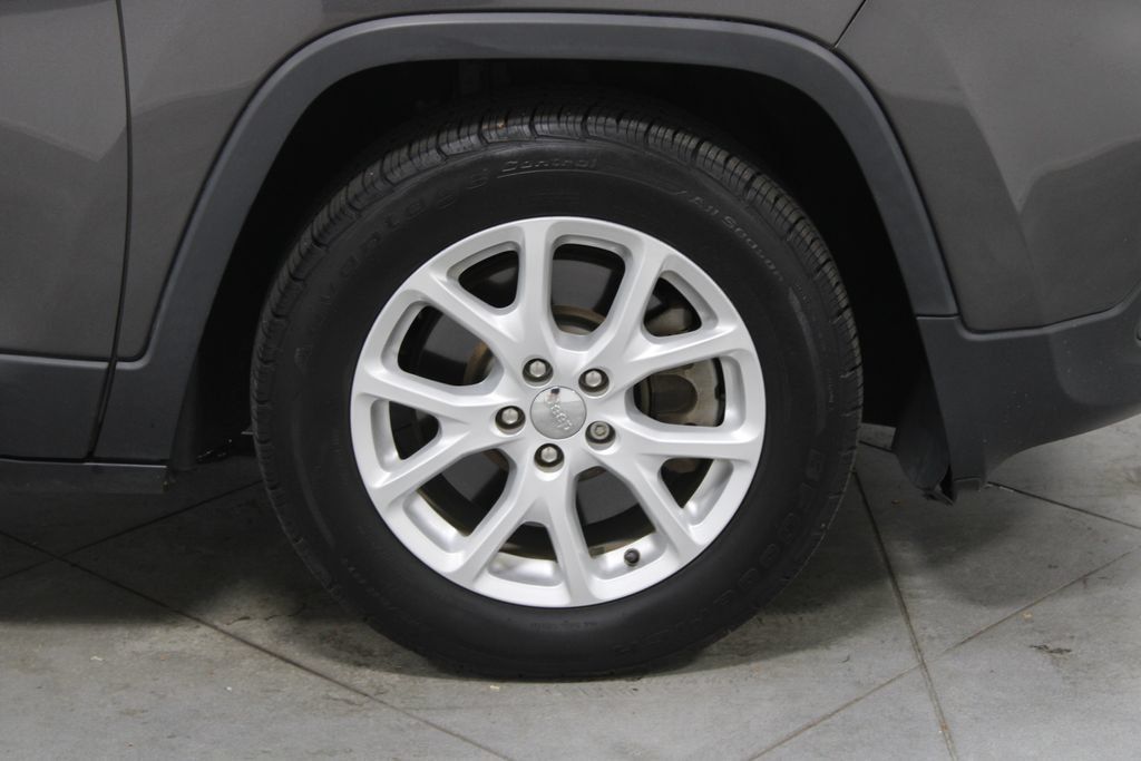 Used 2018 Jeep Cherokee Latitude Plus FWD image 13