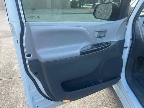Used 2017 Toyota Sienna XLE Premium FWD image 12