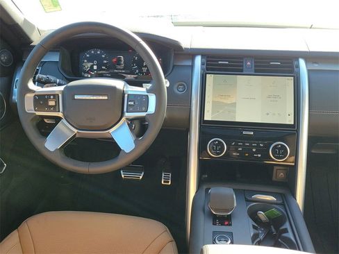 New 2025 Land Rover Discovery Dynamic SE image 19