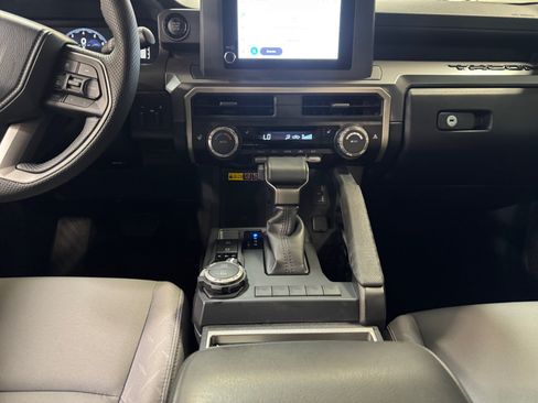 Certified 2025 Toyota Tacoma SR5 AWD/4WD image 20