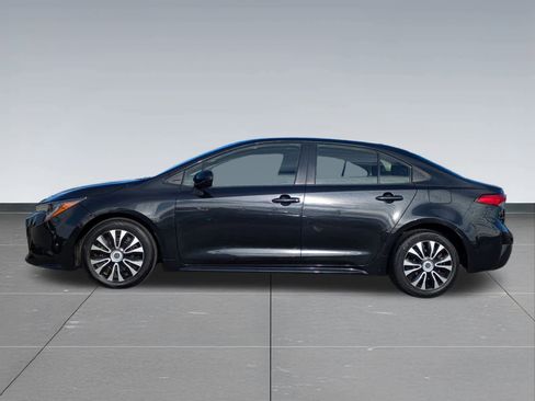 Used 2022 Toyota Corolla LE image 3