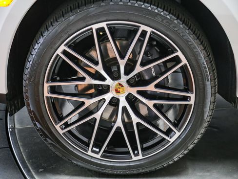 Certified 2026 Porsche Macan AWD/4WD image 46