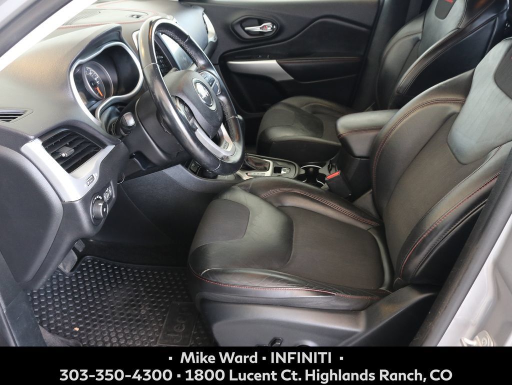 Used 2018 Jeep Cherokee Trailhawk AWD/4WD image 6