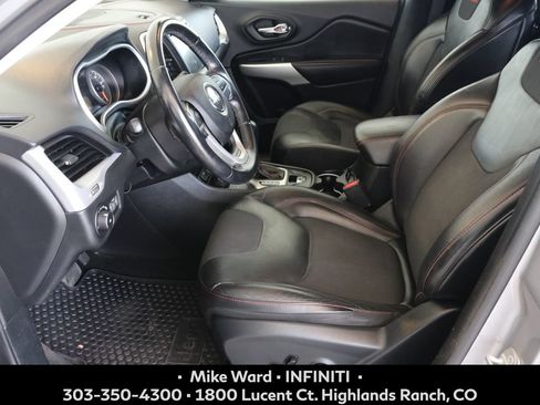 Used 2018 Jeep Cherokee Trailhawk AWD/4WD image 6