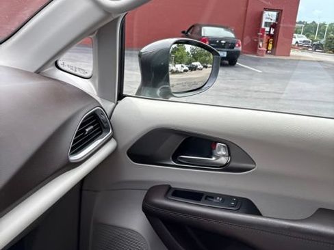 Used 2019 Chrysler Pacifica Touring-L Plus FWD image 13