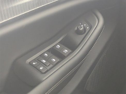 New 2025 Jeep Grand Cherokee Altitude image 17