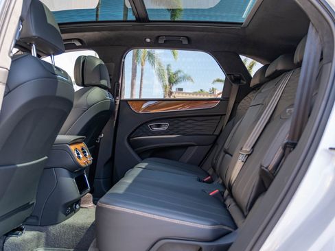Used 2024 Bentley Bentayga image 19