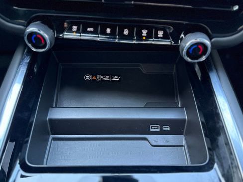 Used 2025 Chevrolet Suburban RST image 16