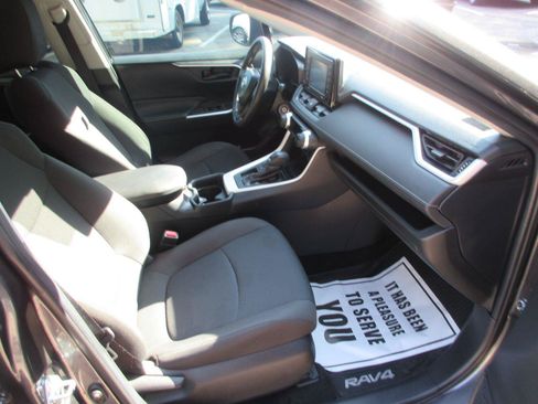 Used 2020 Toyota RAV4 LE FWD image 19