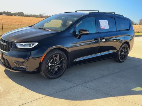 Used 2025 Chrysler Pacifica Limited image 5