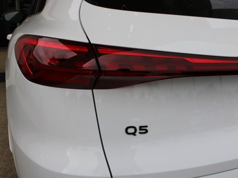 Certified 2025 Audi Q5 Premium w/ Convenience Package AWD/4WD image 11