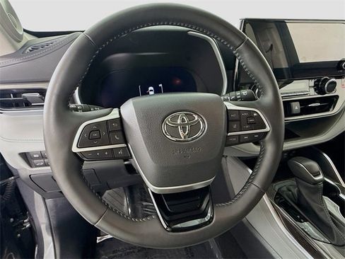 Certified 2025 Toyota Highlander Limited image 11