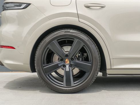 Used 2025 Porsche Cayenne GTS AWD/4WD image 36