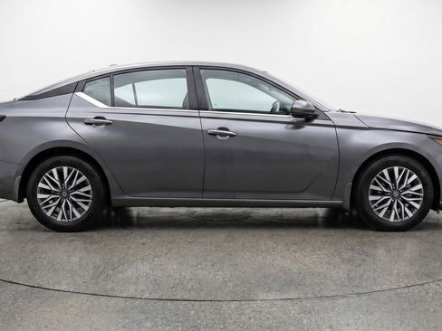 Used 2025 Nissan Altima 2.5 SV image 11