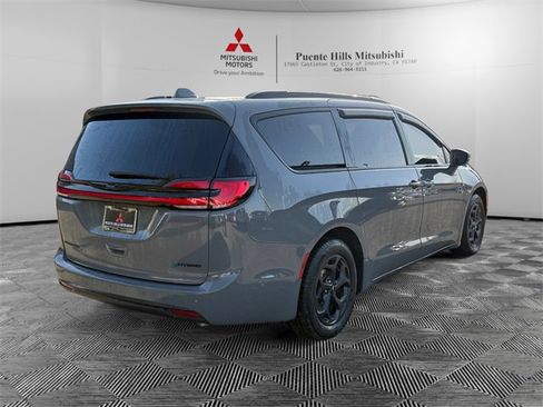 Used 2021 Chrysler Pacifica Limited w/ Uconnect Theater Family Group image 5