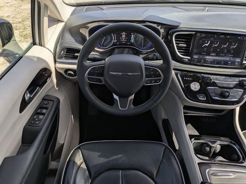 Used 2023 Chrysler Pacifica Limited image 15