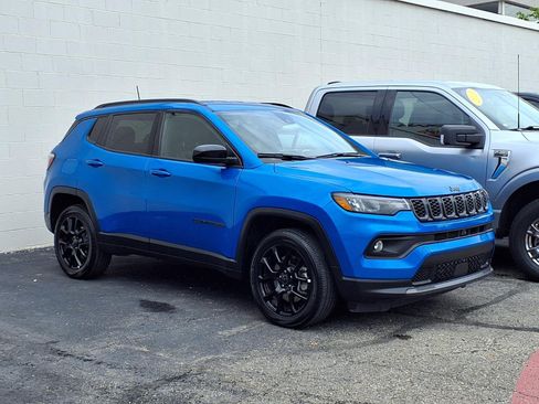 Certified 2025 Jeep Compass Latitude w/ Convenience Group AWD/4WD image 1